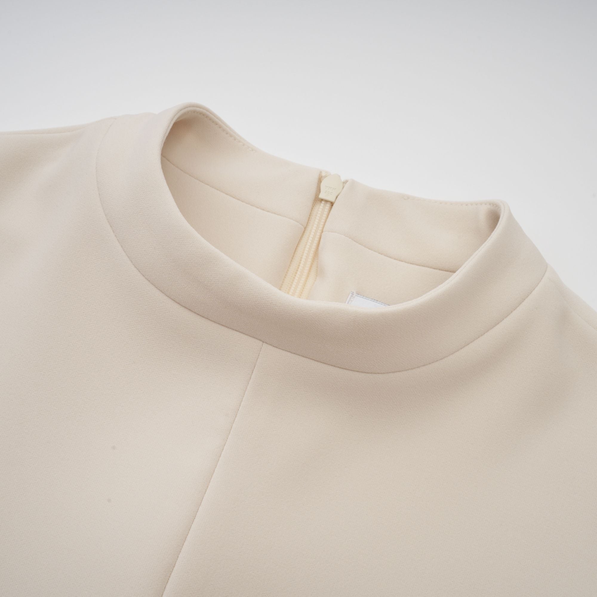 Vestido mini ajustado de color crema de la marca Final Sale, con diseño elegante y corte ceñido en la parte superior.