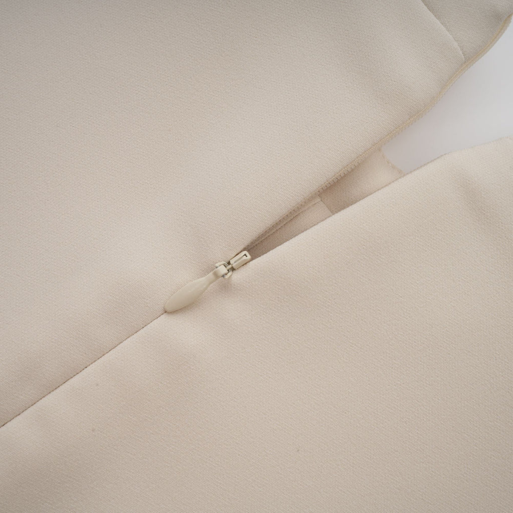Vestido mini ajustado de color crema de Chloé, estilo ceñido y elegante, con detalles modernos y diseño sofisticado.