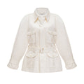 Abrigo trench blanco con cinturón de la marca Final Sale, vista frontal mostrando diseño elegante y botones en la parte superior.