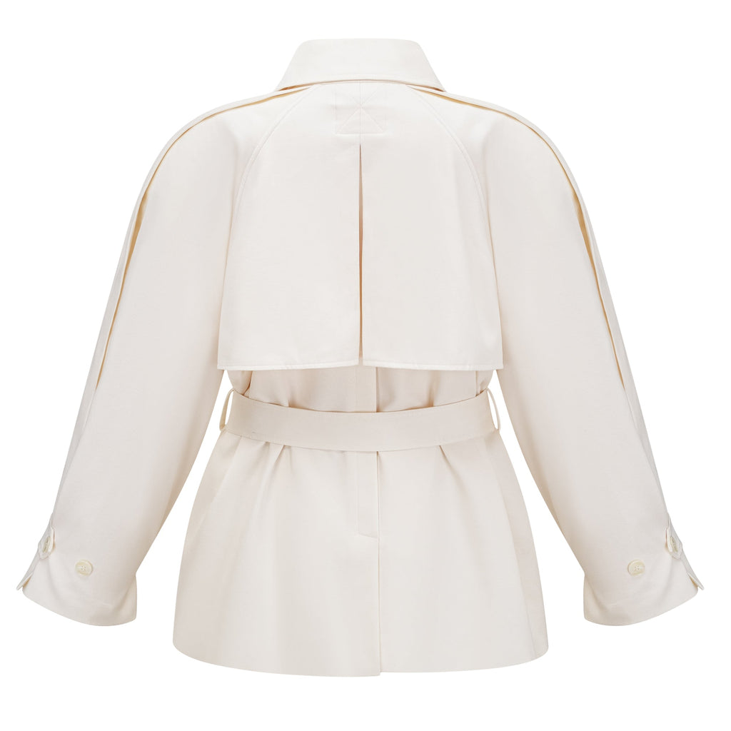 Abrigo trench blanco con cinturón de la marca Final Sale, con solapa y botones, en color crema y corte clásico.