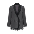 Blazer gris con paneles de encaje de la marca Final Sale, vista frontal en imagen de producto.