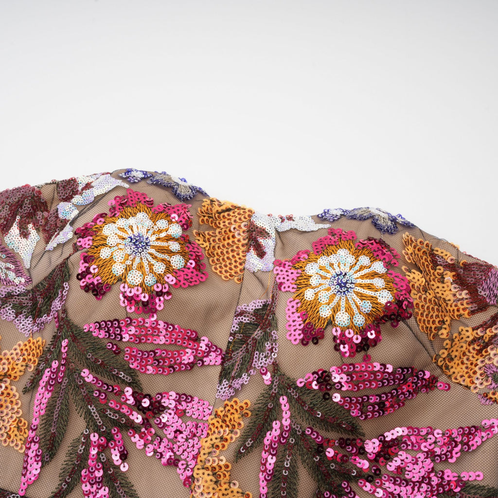 Vestido midi de flores coloridas con bordado y lentejuelas de la marca Final Sale, mostrando detalles del diseño y textura.