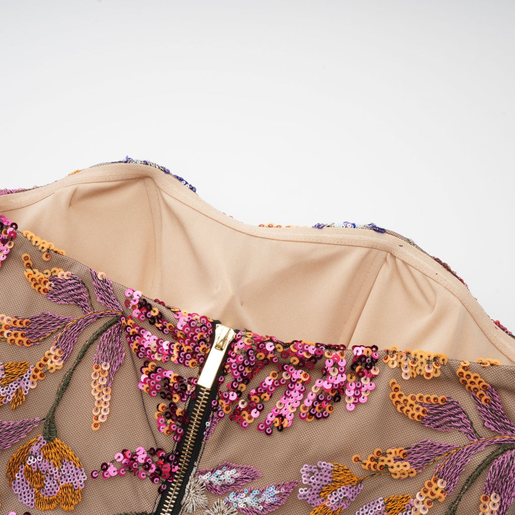 Vestido midi colorido de flores con bordado y detalles de lentejuelas de la marca Final Sale, vista frontal en la imagen.