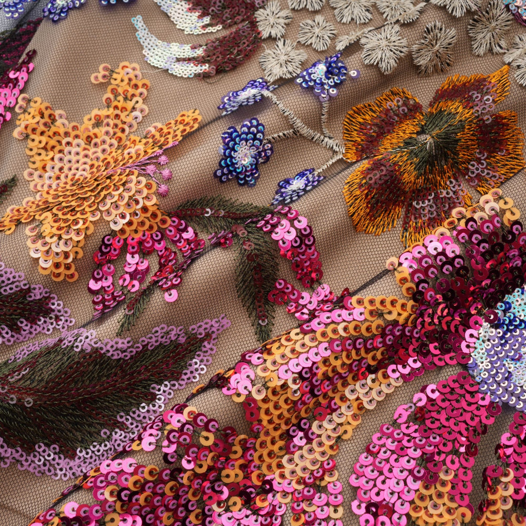 Vestido midi colorido de flores con bordado y lentejuelas, marca Final Sale, con detalles florales y diseño elegante.