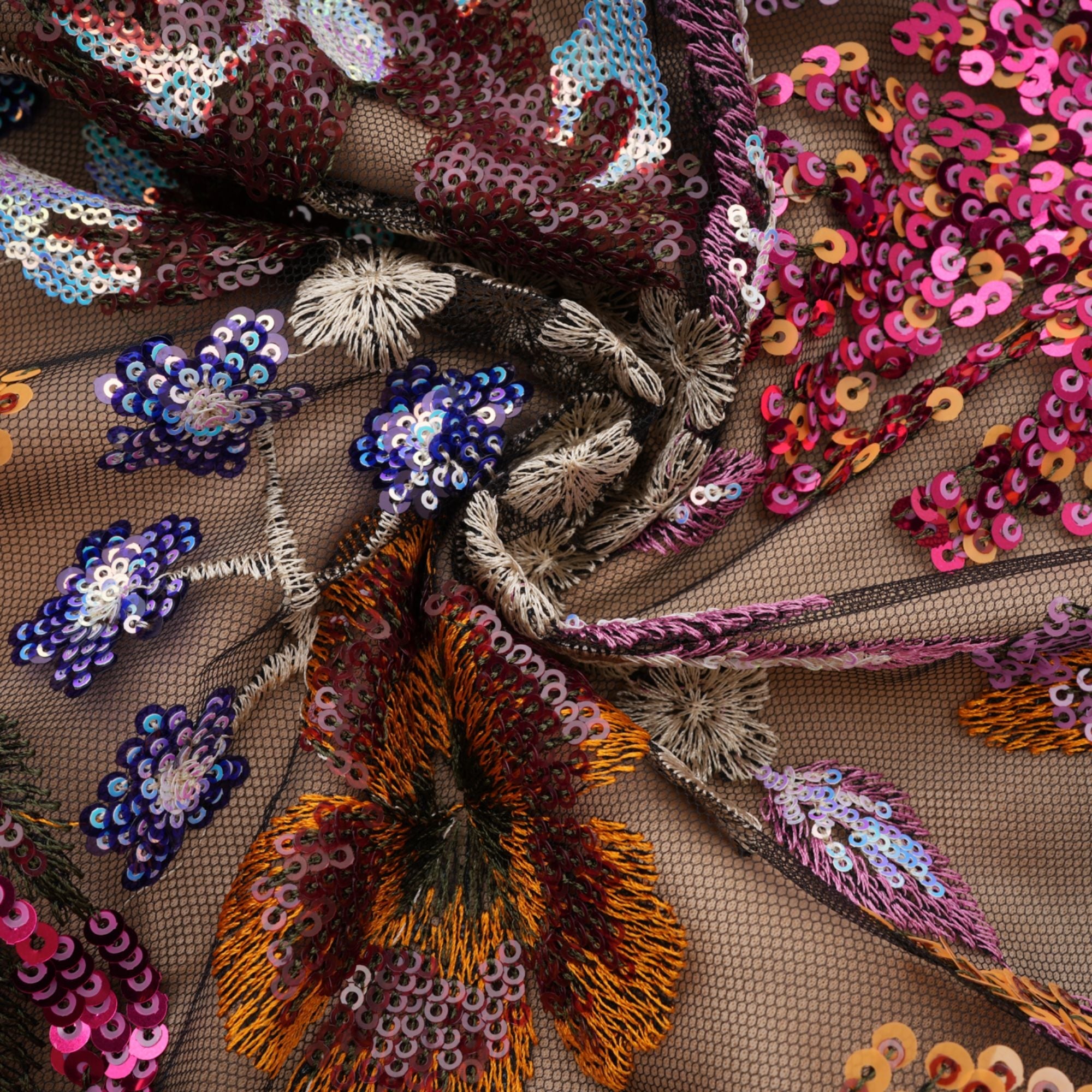 Vestido midi de flores bordadas y adornos de lentejuelas en colores vibrantes, de la marca Final Sale, mostrando detalles del diseño.