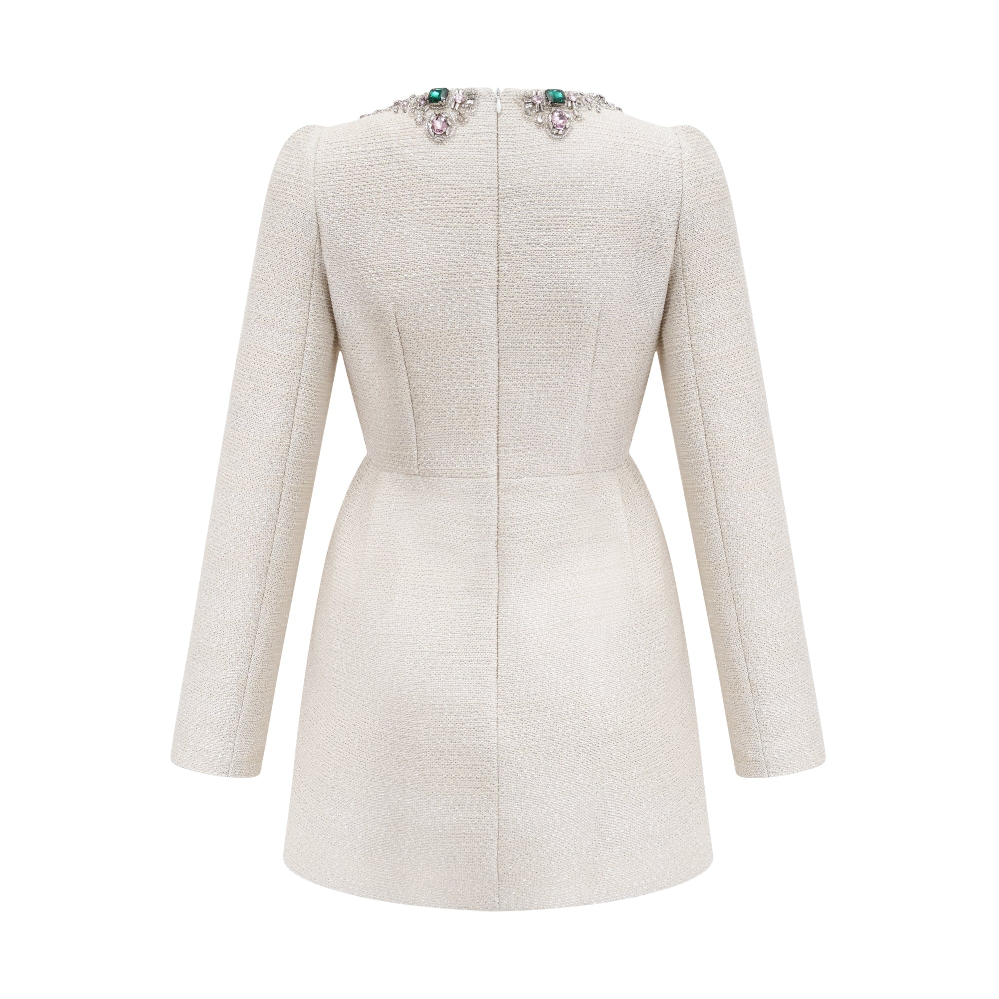 Vestido mini blanco de tweed con adornos de cuentas de la marca Final Sale, diseñado por Pauline, en una imagen de frente.