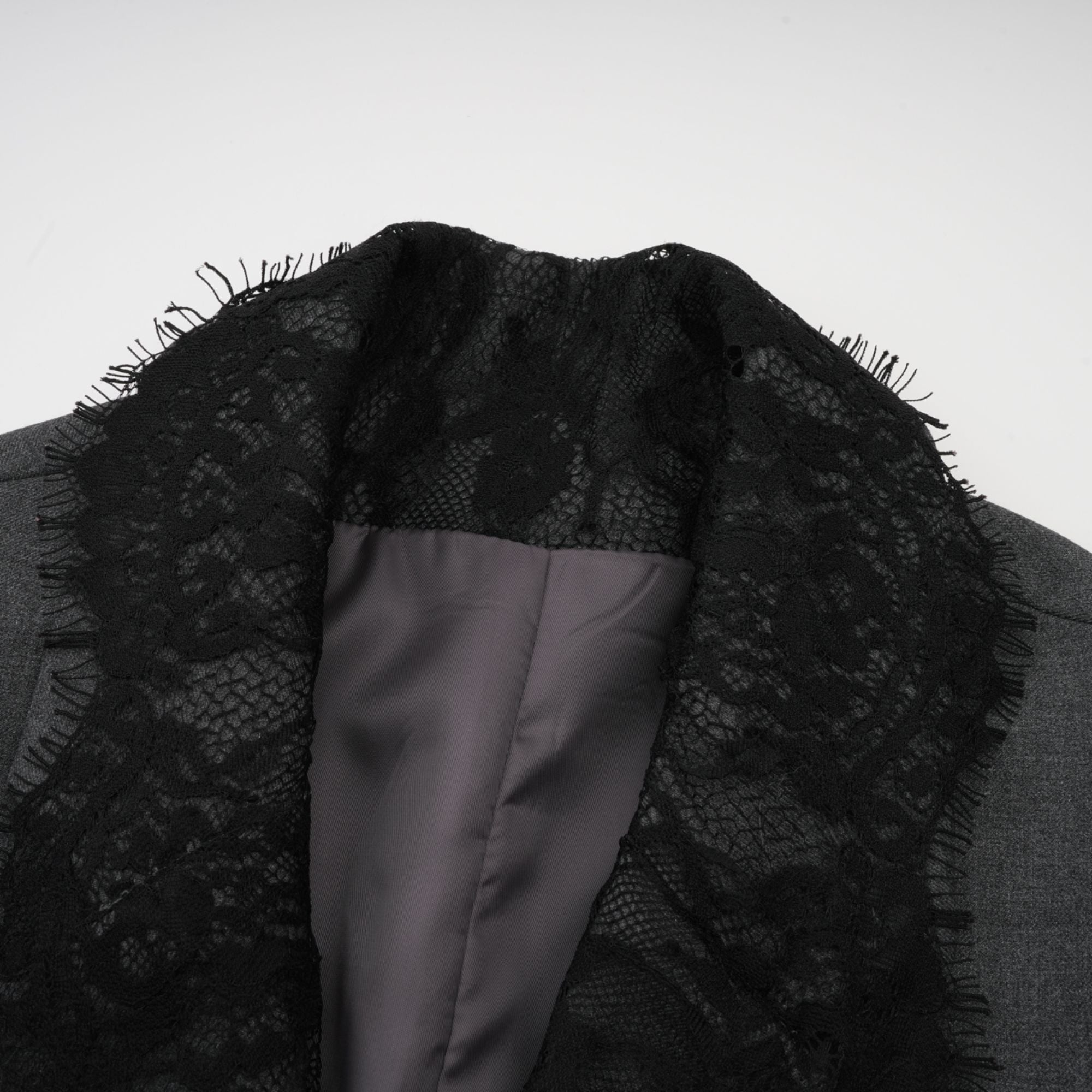 Blazer gris con paneles de encaje de la marca Final Sale, vista frontal en la imagen.