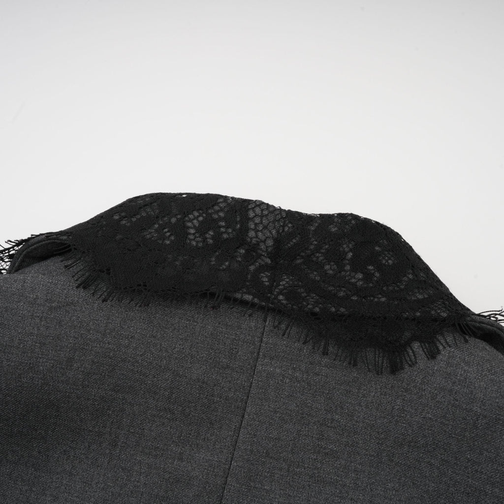 Blazer gris con paneles de encaje de la marca Final Sale, imagen que muestra el diseño elegante y detalles del blazer Dianthe.