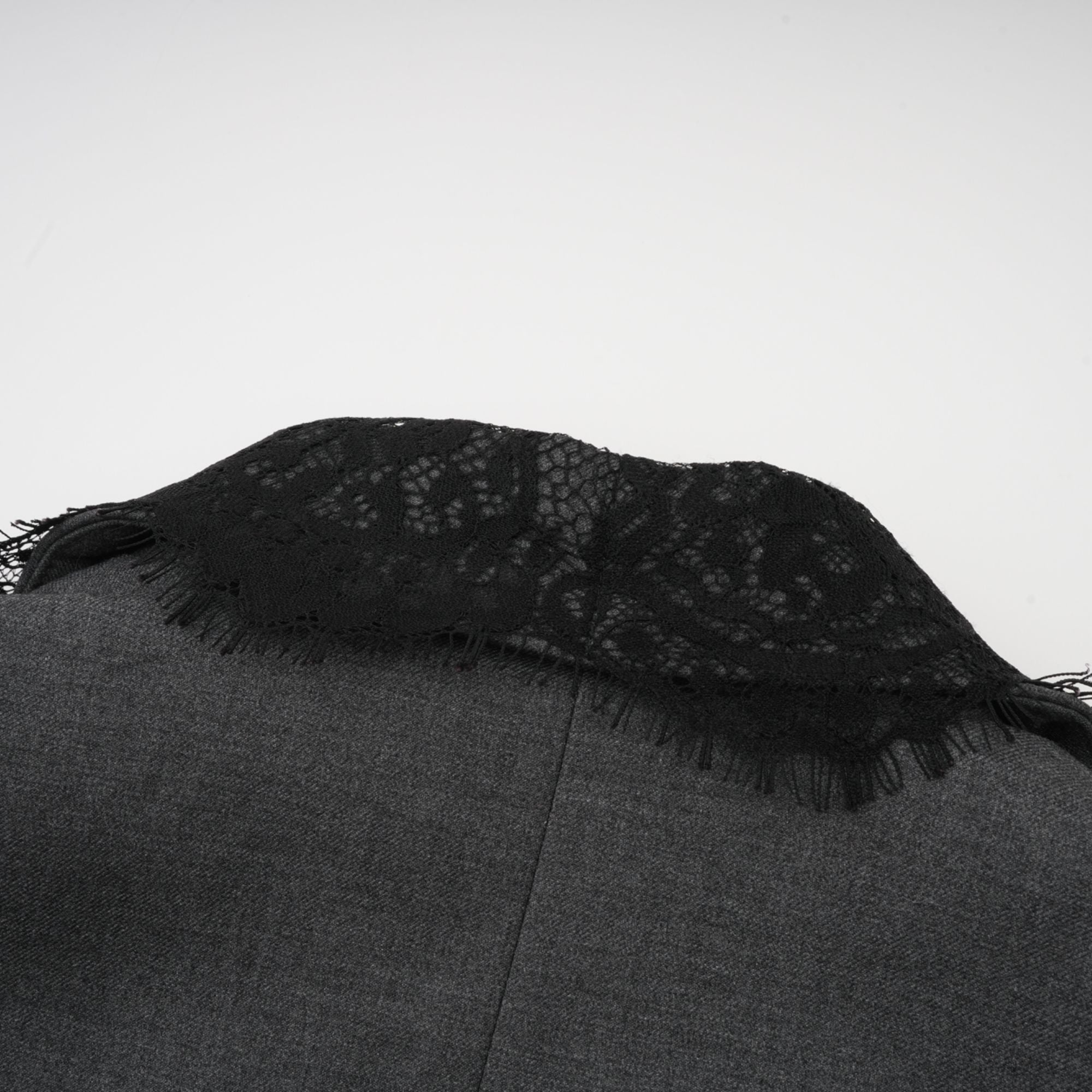 Blazer gris con paneles de encaje de la marca Final Sale, imagen que muestra el diseño elegante y detalles del blazer Dianthe.