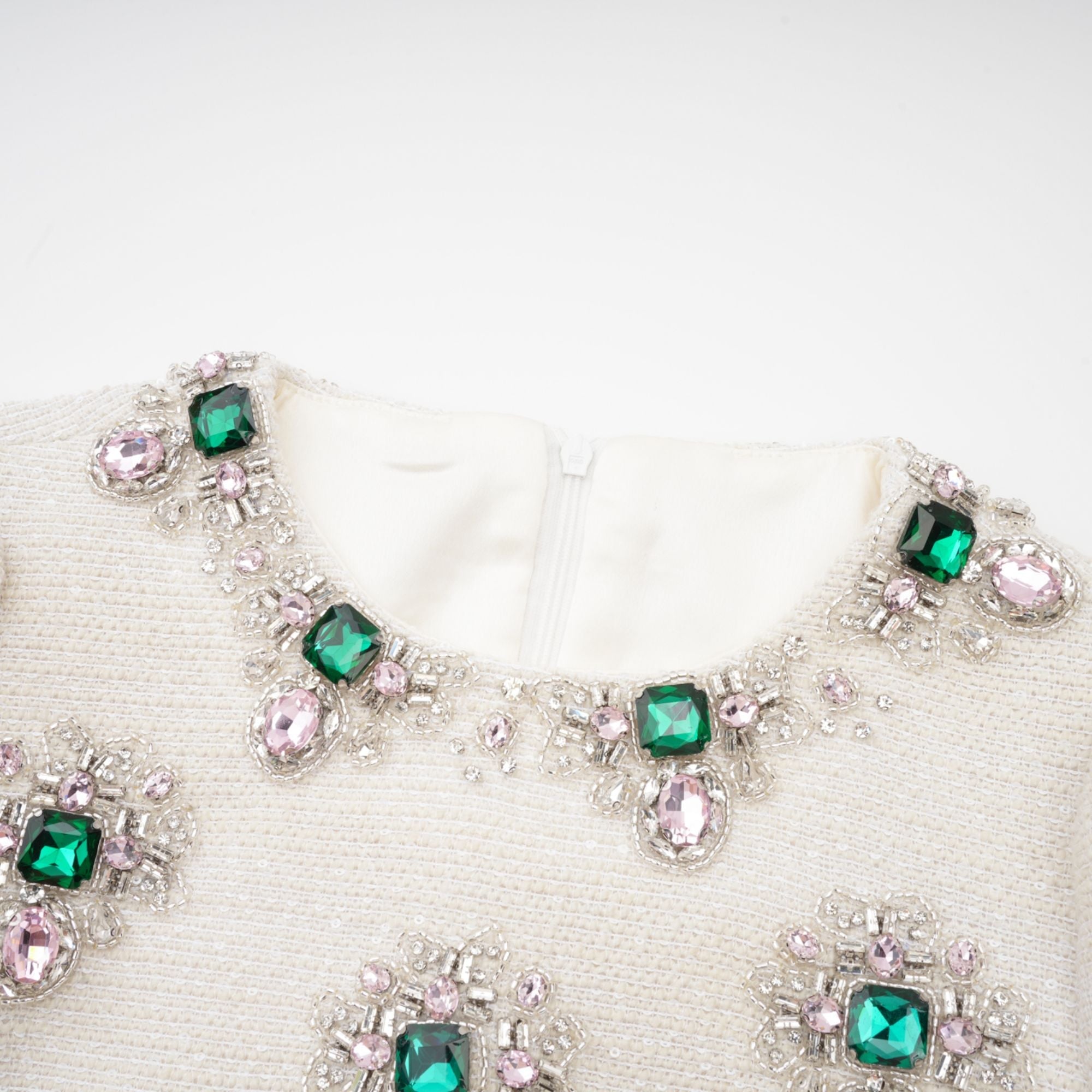Vestido mini de tweed blanco Pauline con detalles de perlas, estilo elegante y moderno, de la marca Final Sale.