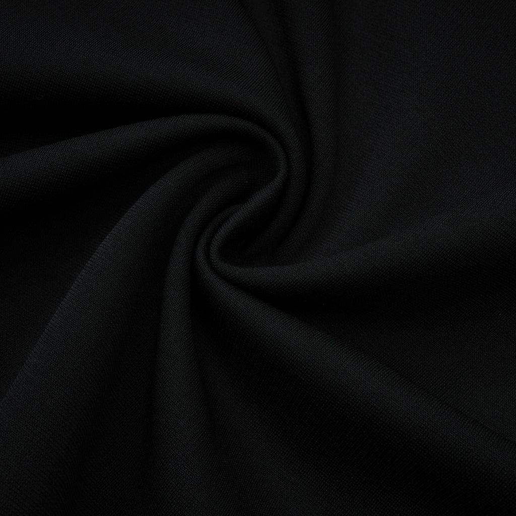 Vestido largo de festón con corsé negro con paneles y lentejuelas de la marca Final Sale, vista frontal del vestido maxi.