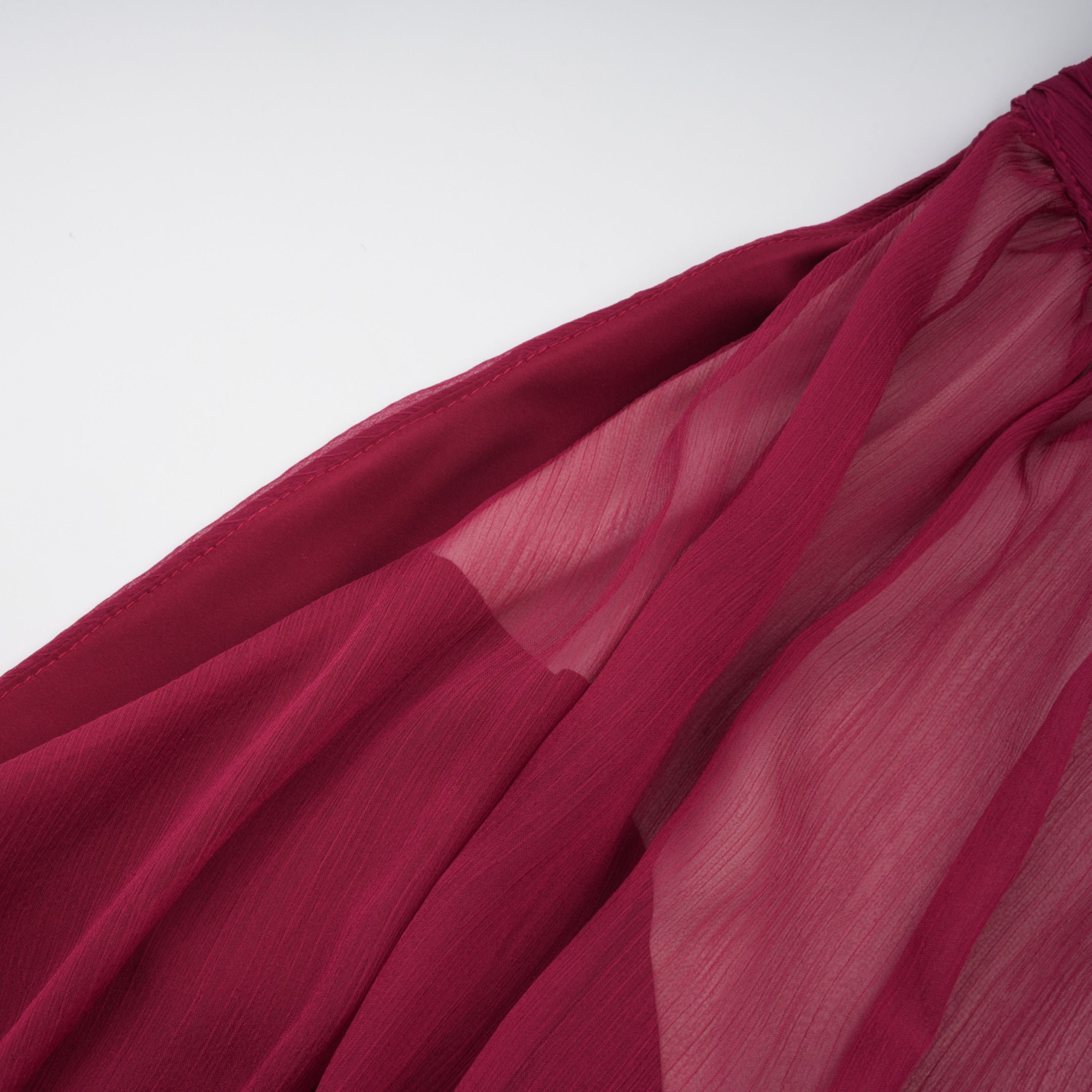 Vestido mini asimétrico de tul con volantes en color burdeos Éléna, estilo elegante y moderno, vista frontal con detalles de volantes.
