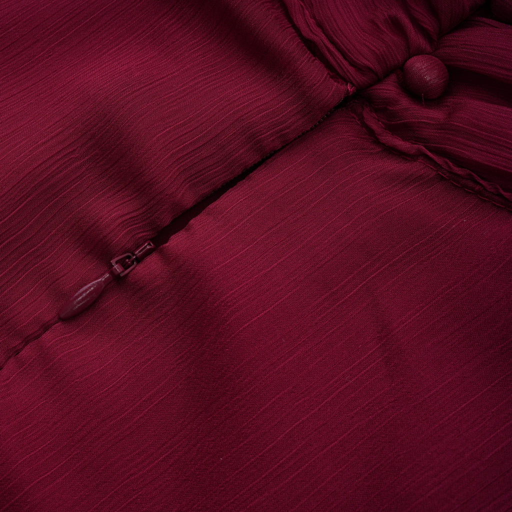 Vestido mini asimétrico de tul burdeos Éléna con volantes, estilo elegante y moderno, fotos en la parte frontal y detalles del tejido.