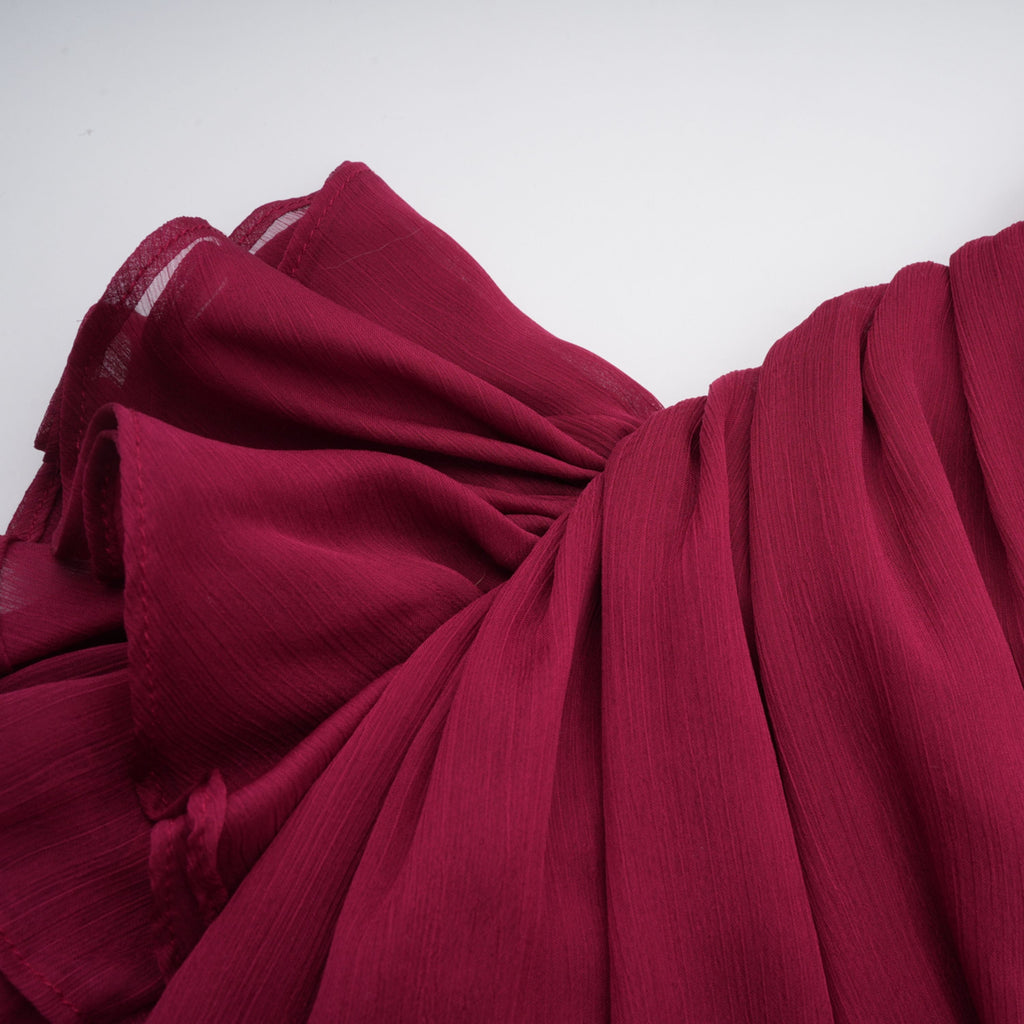 Vestido mini asimétrico de tul burdeos Éléna para mujer, con volantes y diseño elegante.