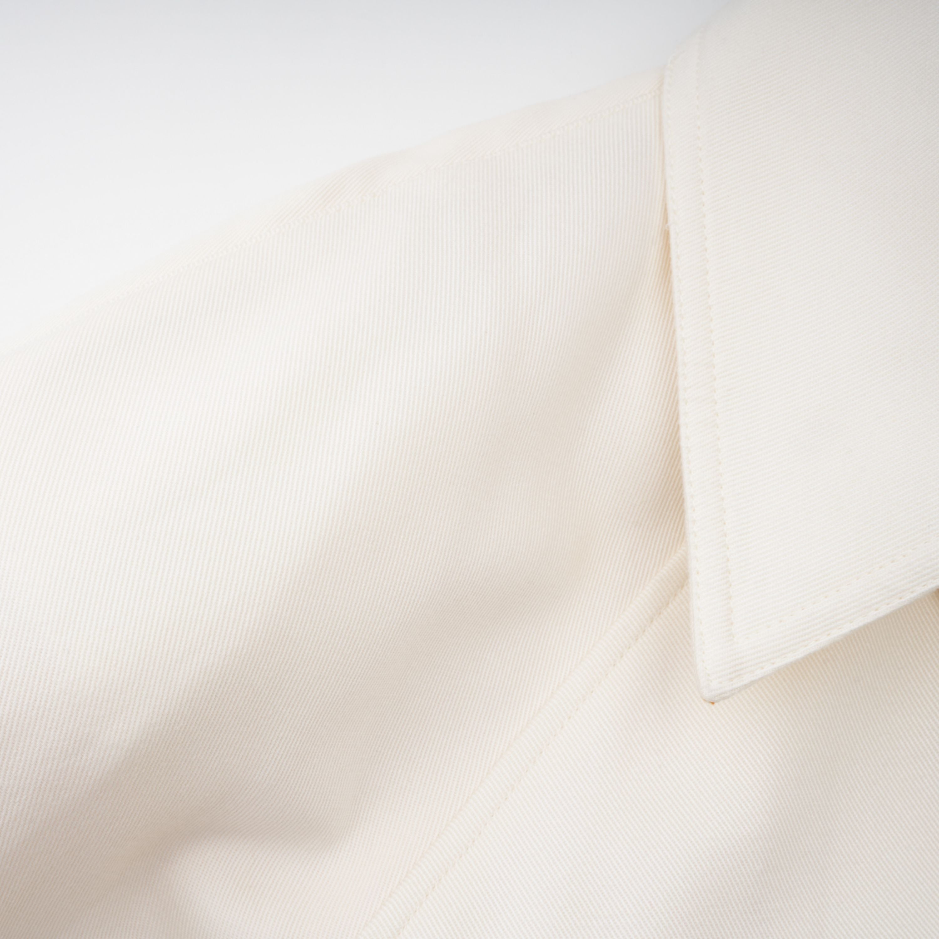 Abrigo trench blanco con cinturón de la marca Final Sale, estilo elegante y clásico para mujer.