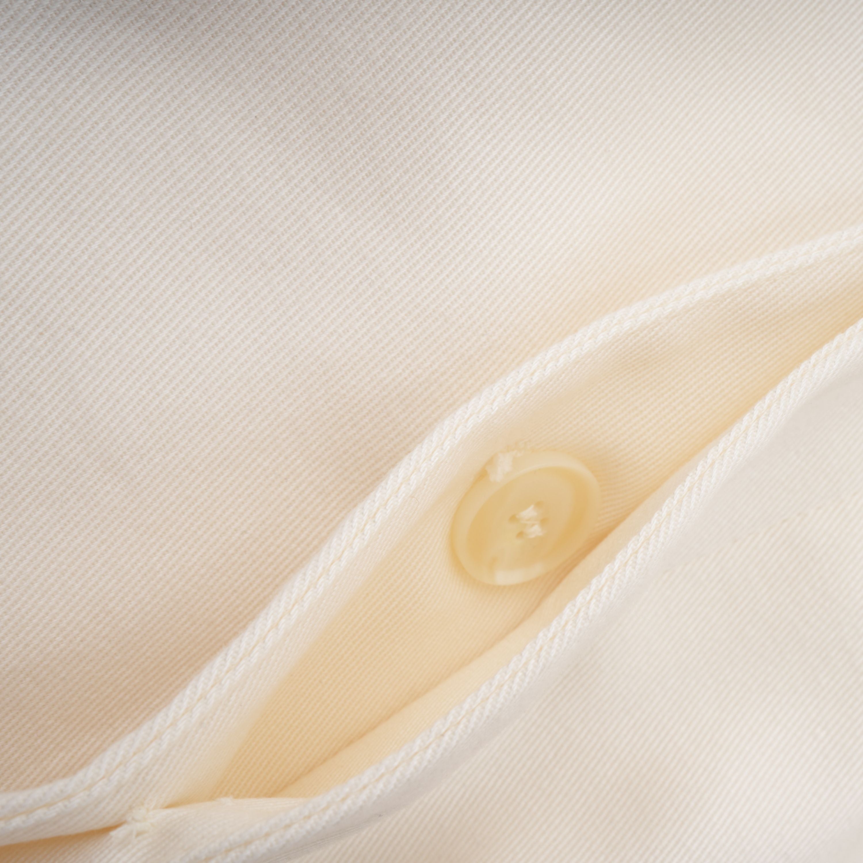 Abrigo trench blanco con cinturón de la marca Final Sale, con solapa clásica y bolsillos frontales, en vista frontal.