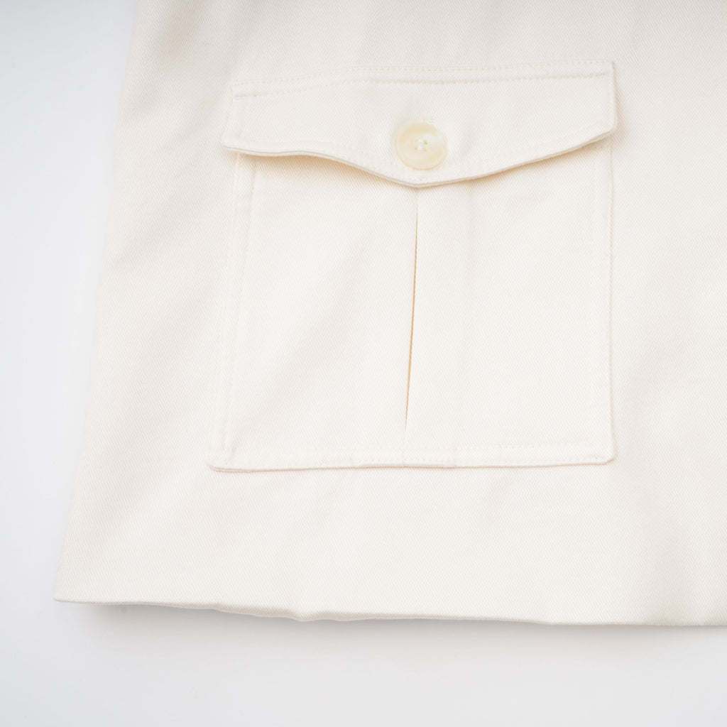 Abrigo trench blanco con cinturón Ambre Cream de Final Sale, de corte clásico y estilo elegante, en color blanco.