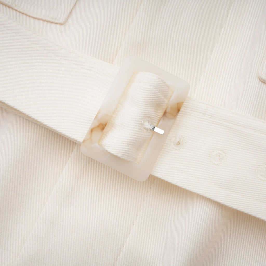 Abrigo trench blanco con cinturón de la marca Final Sale, cuello clásico y botones, vista frontal en color blanco.