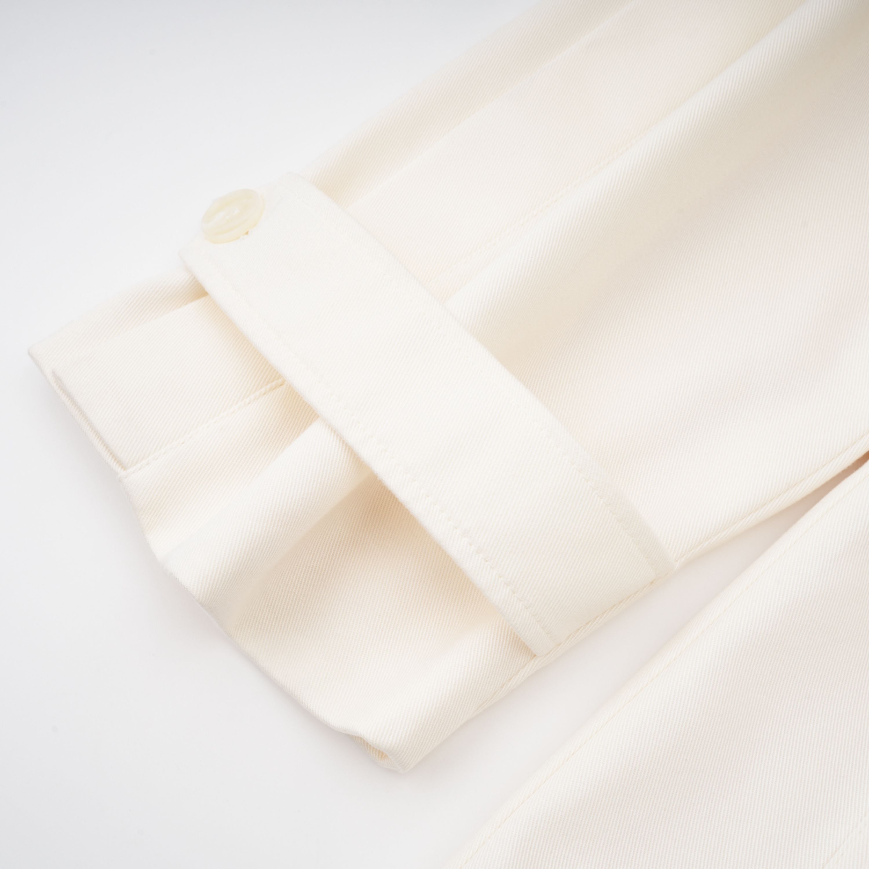 Abrigo trench blanco con cinturón de la marca Final Sale, con diseño clásico y cinturón en la cintura, en color blanco.