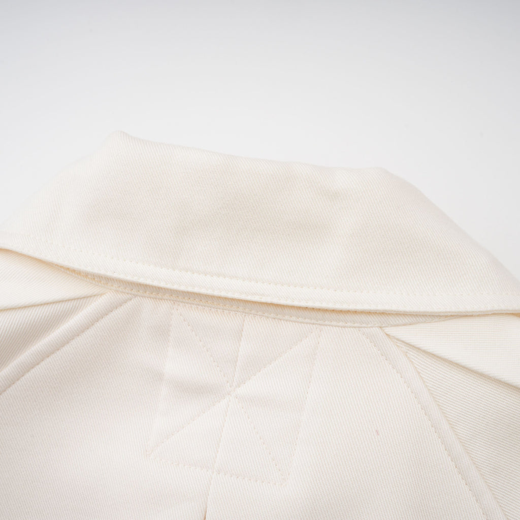 Abrigo trench blanco con cinturón Ambre Cream de la marca Final Sale, con diseño clásico y cinturón en la cintura.