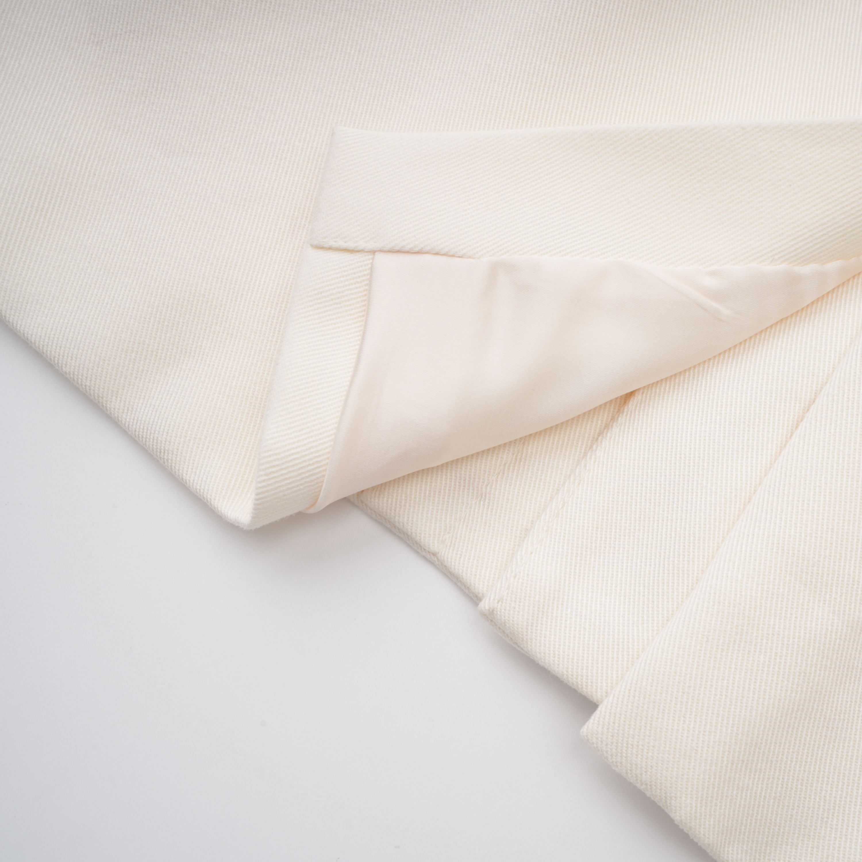 Abrigo de trench blanco con cinturón de la marca Final Sale, con diseño elegante y cierre frontal, en color blanco.