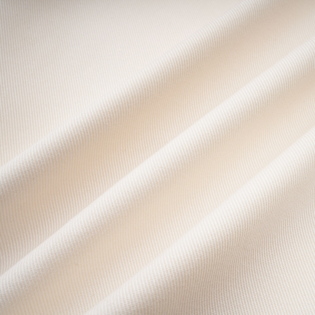Abrigo trench blanco con cinturón Ambre Cream de Final Sale, con solapas y cinturón a la cintura en un estilo clásico y elegante.