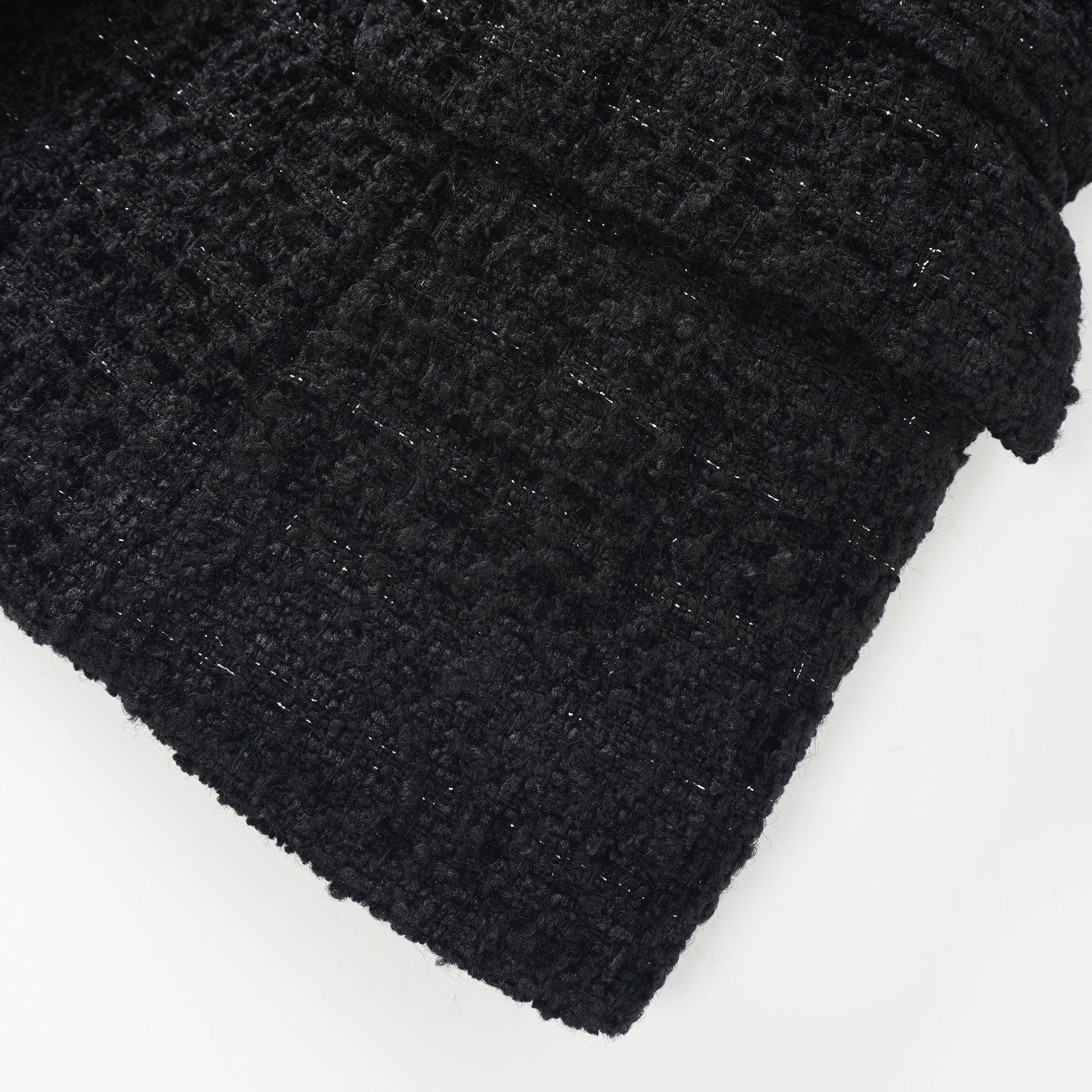 Conjunto de chaqueta de tweed negro Ariadna y falda de satén de la marca Final Sale, visible en la imagen.