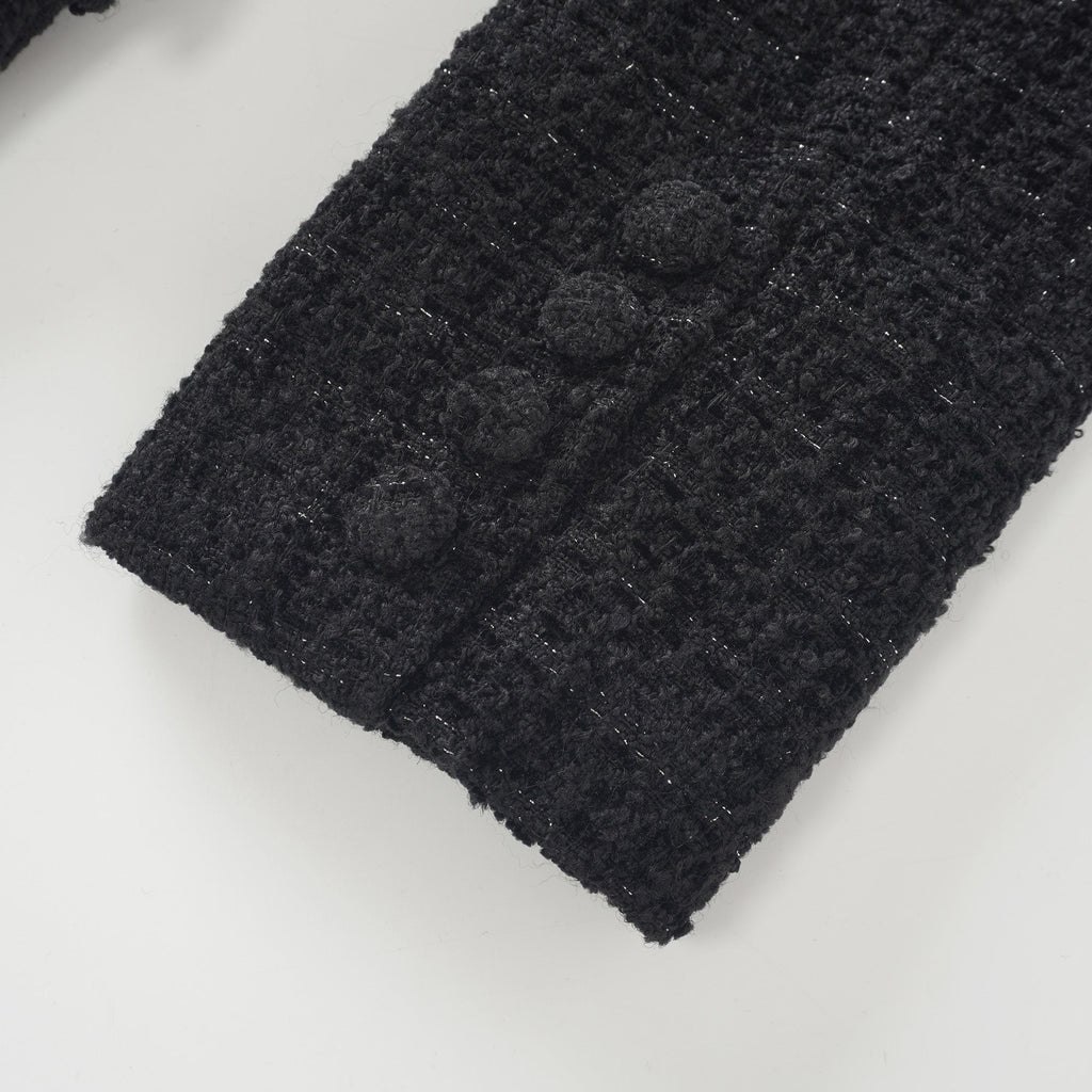 Conjunto de chaqueta de tweed negro Ariadna y falda de satén, ropa de moda de la marca Final Sale, vista frontal.