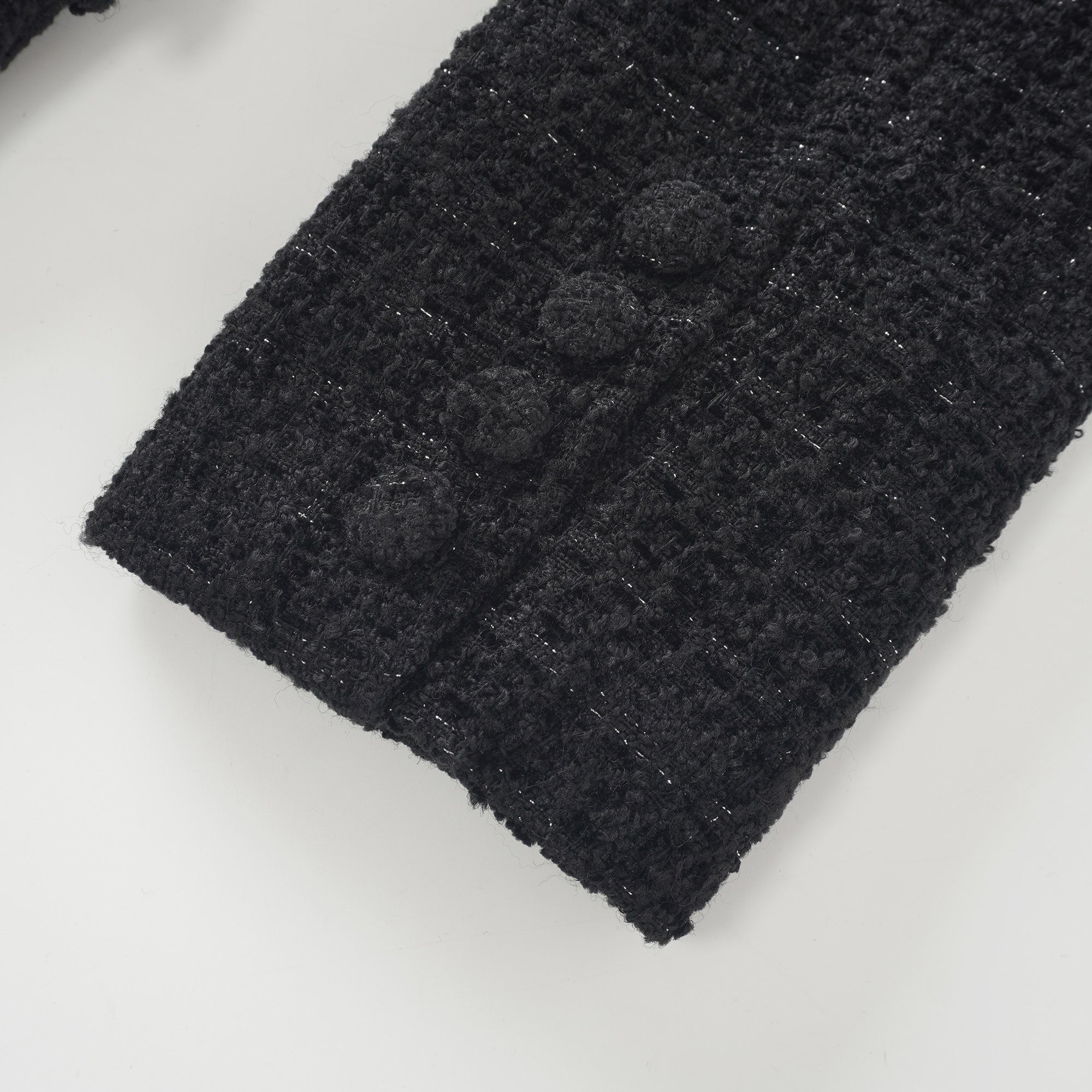 Conjunto de chaqueta de tweed negro Ariadna y falda de satén, ropa de moda de la marca Final Sale, vista frontal.