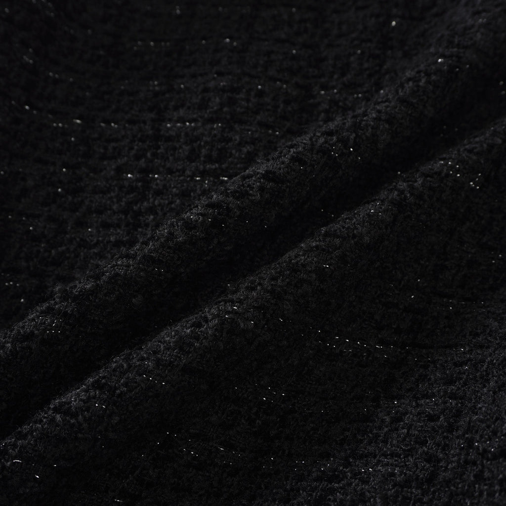 Conjunto de chaqueta de tweed negro y falda de satén de la marca Final Sale, vista en la imagen, para un look elegante y sofisticado.