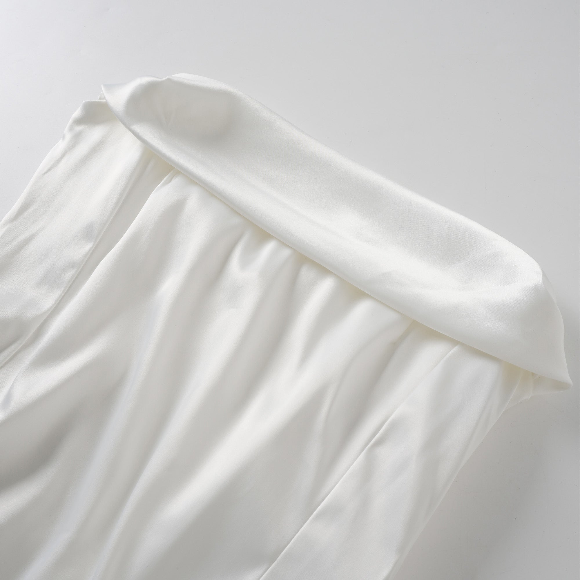 Vestido mini blanco Zenina con lazo y detalles fruncidos, de la marca Final Sale, mostrando el diseño elegante y ajustado.