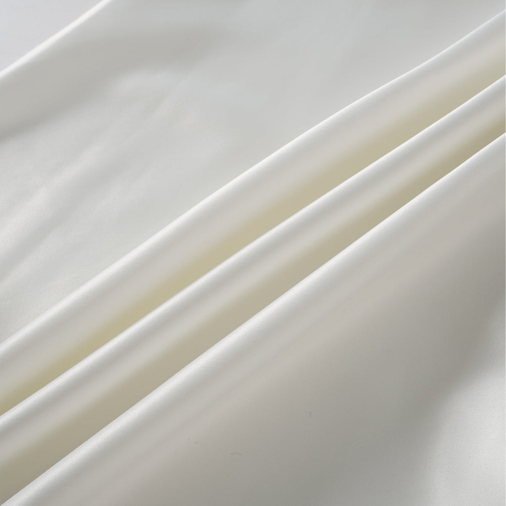 Vestido mini blanco Zenina con detalles de lazada y fruncido, estilo elegante y moderno, vista frontal.