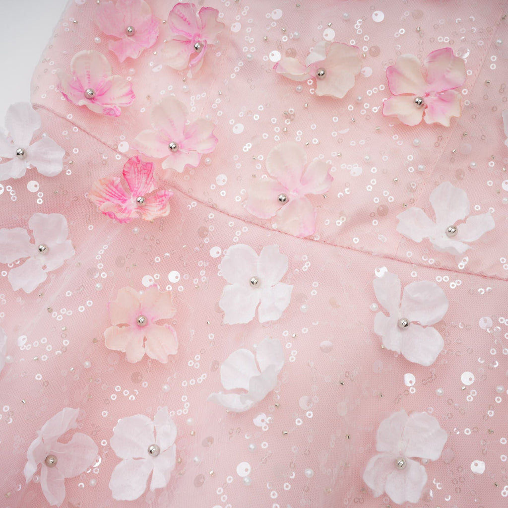 Vestido mini puffyp de pétalos 3D Lilou de Final Sale, con diseño elegante y detalles en textura en la imagen.