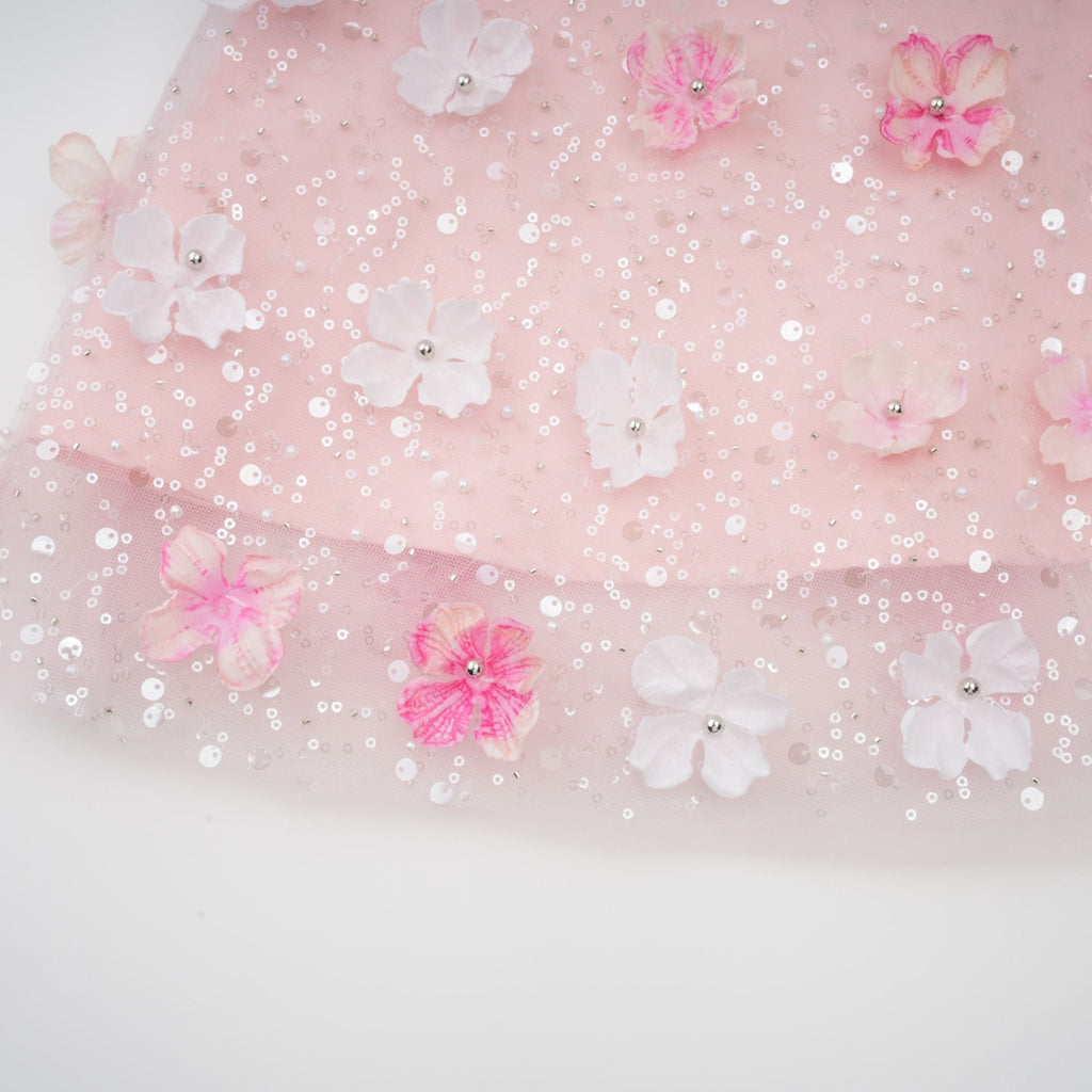 Vestido mini puff en 3D con pétalos Lilou de la marca Final Sale, muestra detalles de la textura y estilo elegante.