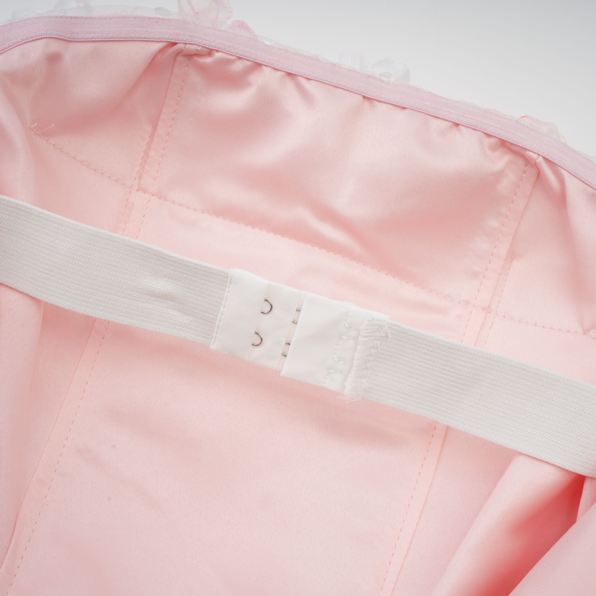 Vestido mini puffe con pétalos 3D Lilou de Final Sale, color rosa, con detalles voluminosos y estilo moderno.