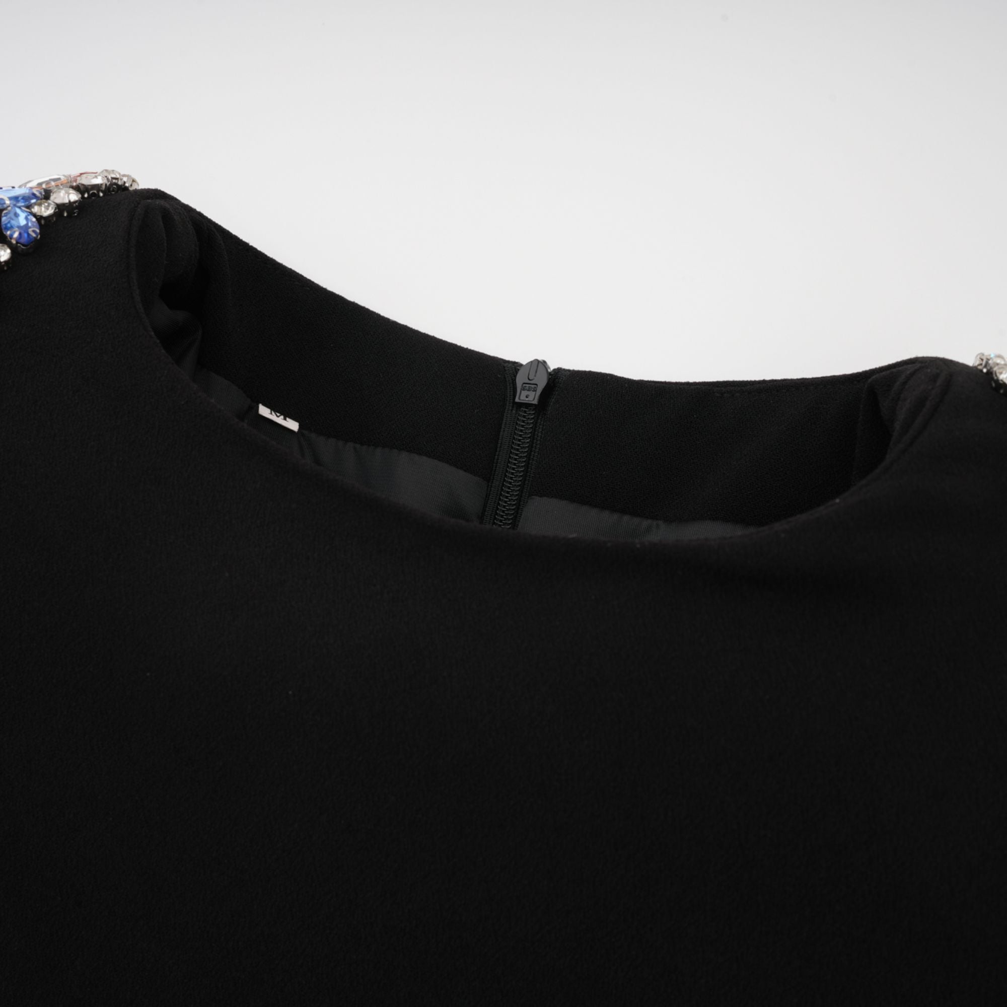 Vestido midi negro Maëlys con adornos de cristales, diseño elegante y ajustado, para ocasiones especiales.