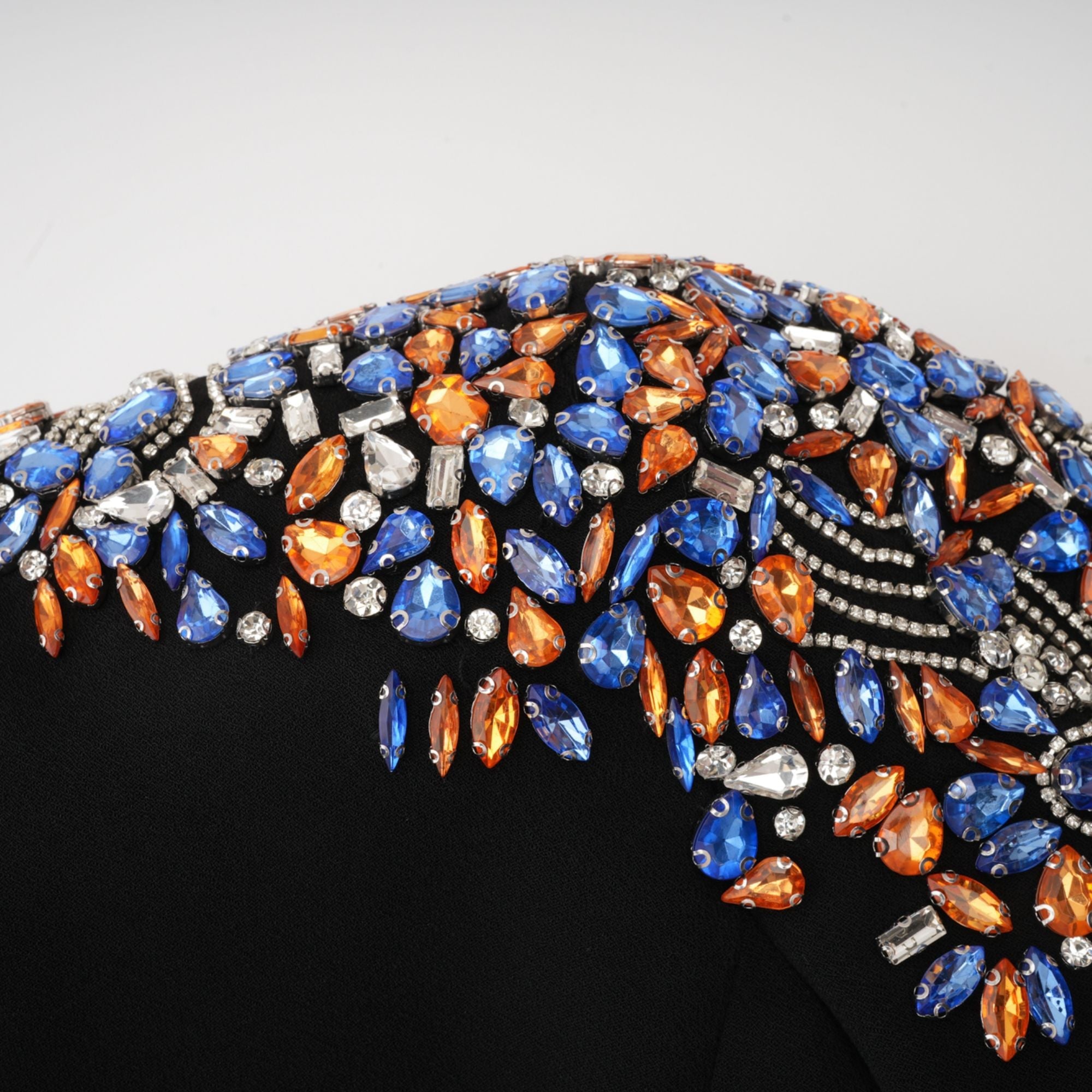Vestido midi negro Maëlys con cristales adornados, elegante y brillante, mostrado en la imagen.