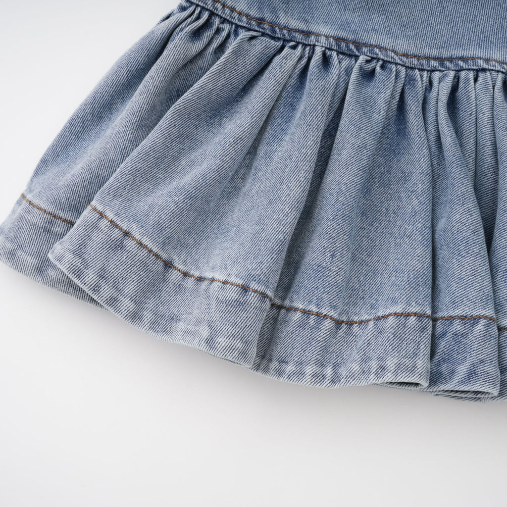 Falda corta de mezclilla azul claro con volantes y cintura ajustada, diseñada por Final Sale, en estilo mini y con detalles ruffled.