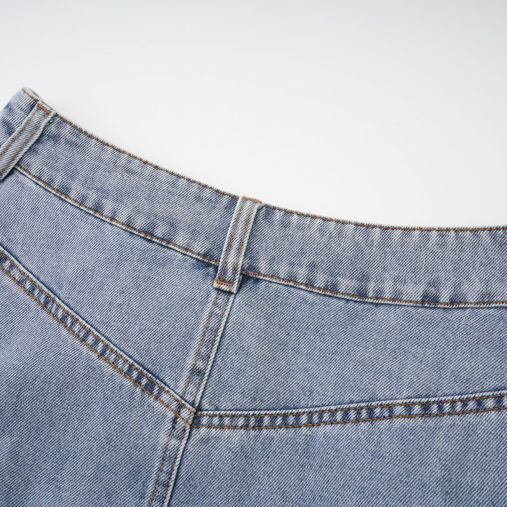 Falda corta de mezclilla azul claro con volantes Florence Ruffled Denim Mini Skirt, vista frontal, estilo juvenil y moderno