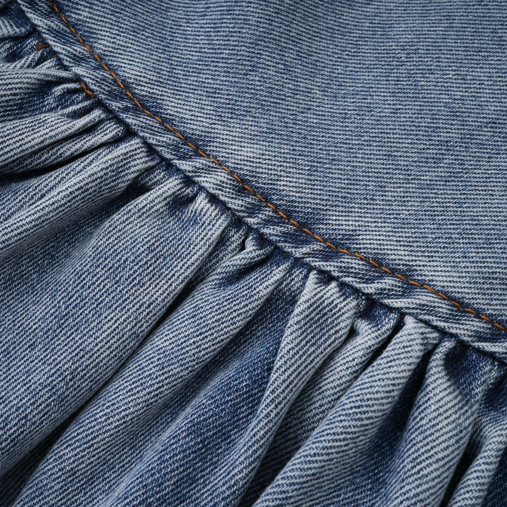 Mini falda de mezclilla con volantes en azul claro de la marca Final Sale, vista frontal mostrando el diseño ruffle y cintura ajustada.