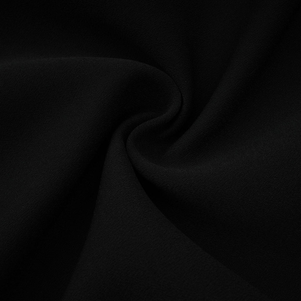 Vestido midi negro Maëlys con cristales brillantes, elegante y ajustado, mostrado en una modelo en un fondo neutro.