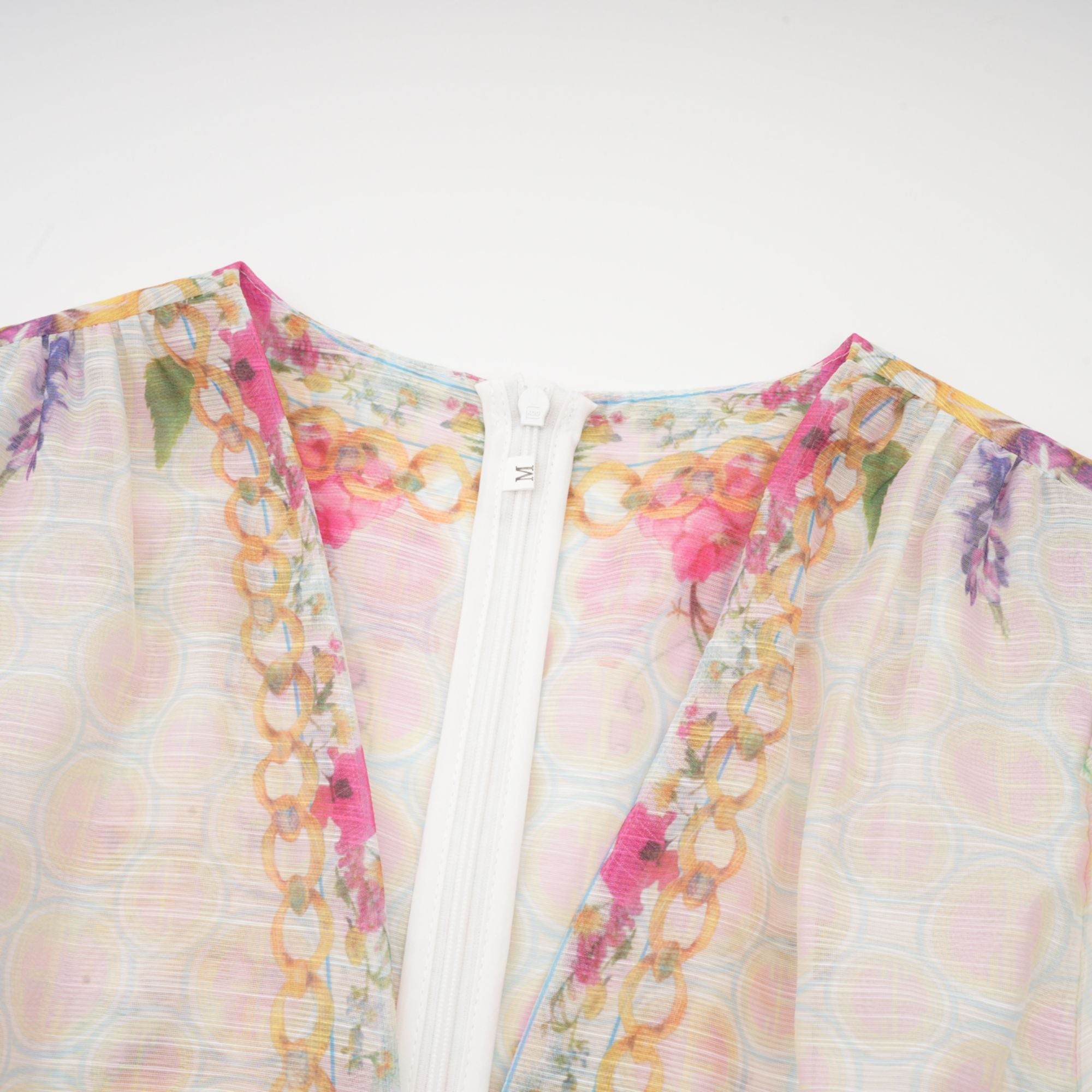 Vestido mini de flores Axelle de la marca Final Sale, con estampado floral y diseño elegante, vista frontal sobre fondo neutro.