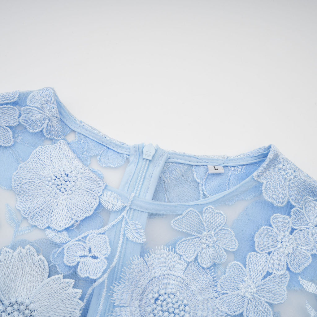 Vestido midi azul con aplicaciones florales de la marca Final Sale, diseñado para un estilo elegante y femenino.