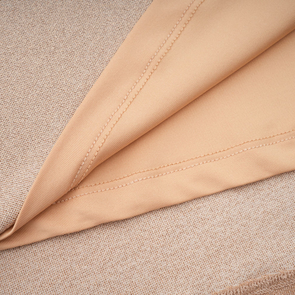 Vestido largo asimétrico y plisado Rosalie en color dorado, de la marca Final Sale, muestra su diseño elegante y detalles en la imagen.