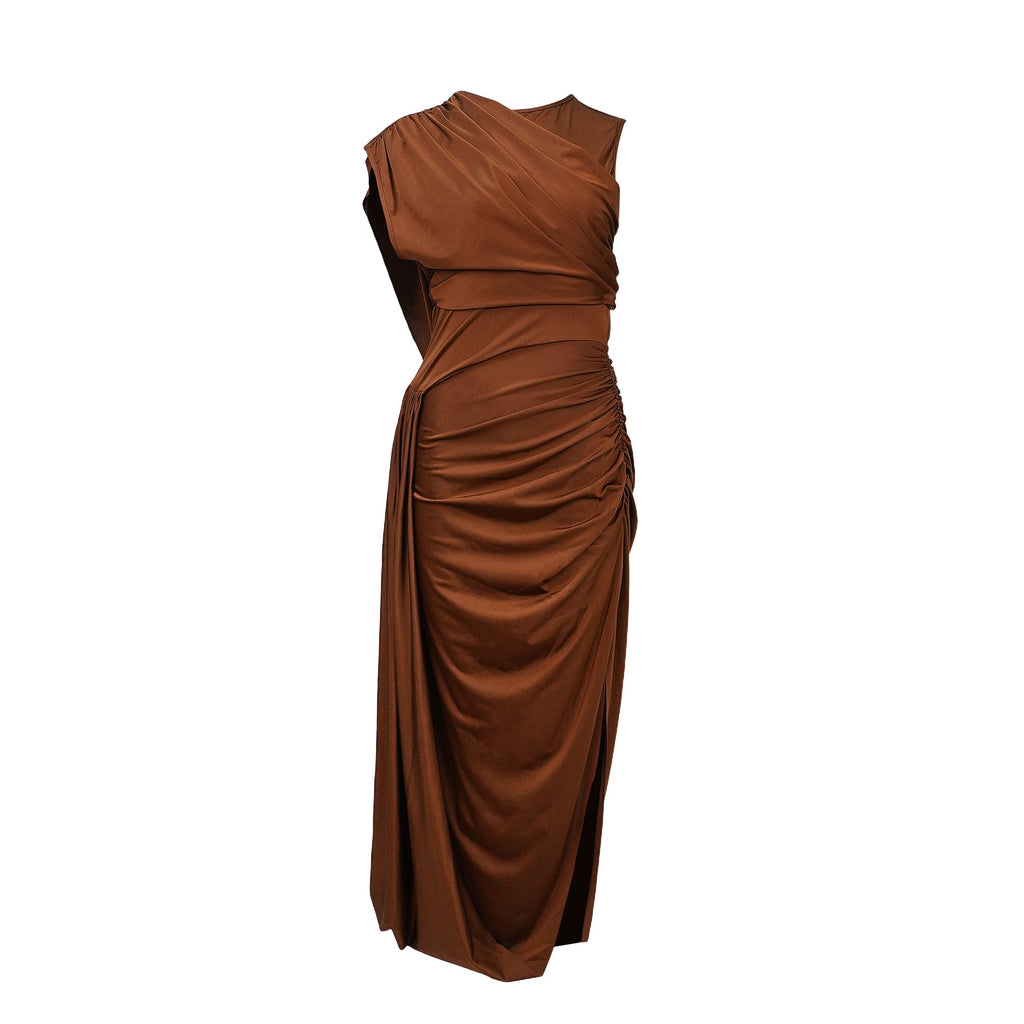 Vestido maxi asimétrico Reine Brown con drapeado y ruched, diseñado por Final Sale, muestra el estilo elegante y moderno.