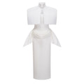 Conjunto de vestido de novia con capa estructurada blanca y corsé de la marca Bridal, mostrando detalles elegantes y diseño sofisticado.