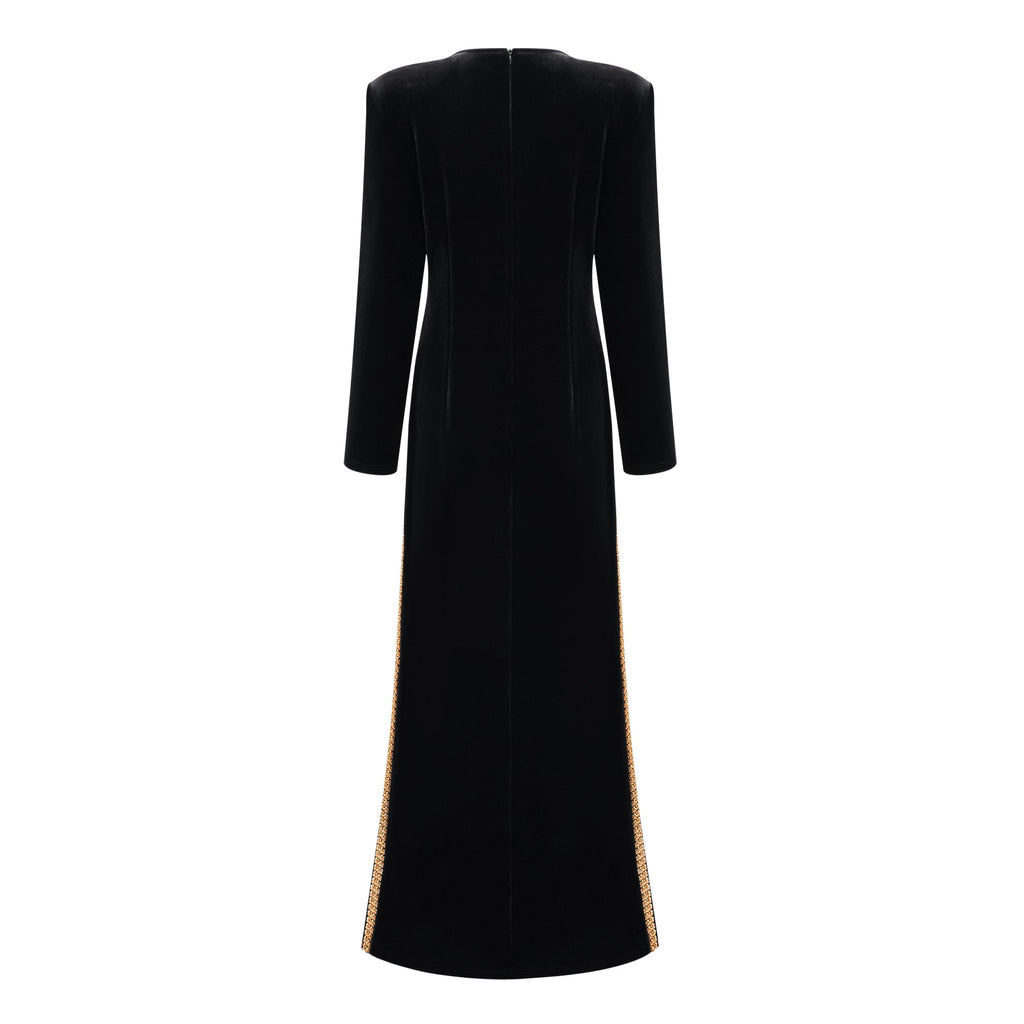 Vestido maxi negro de novia con abertura frontal y adornos de cristales, estilo elegante y sofisticado.