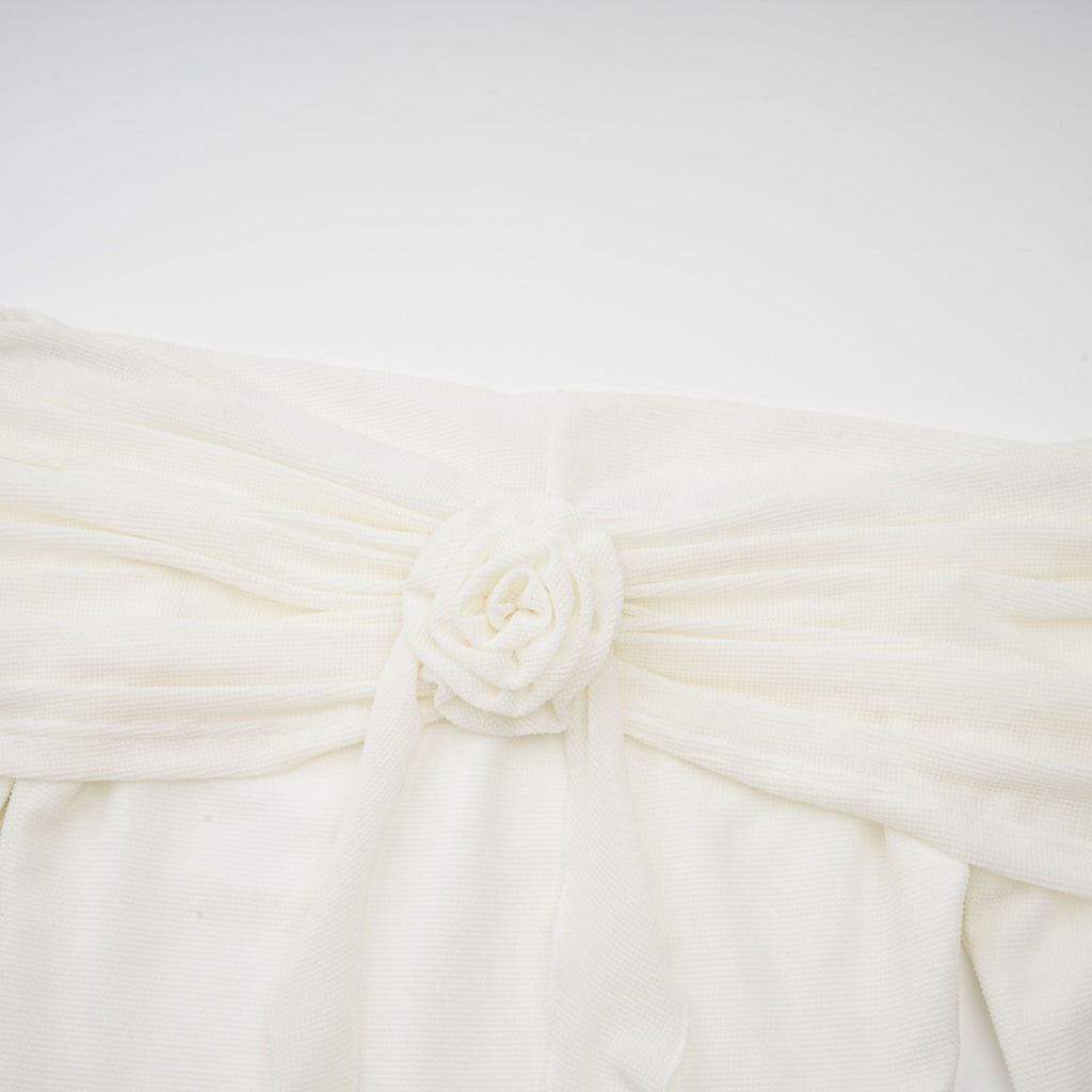 Vestido maxi de punto blanco con aplicaciones florales de glitter, estilo floral para mujer.