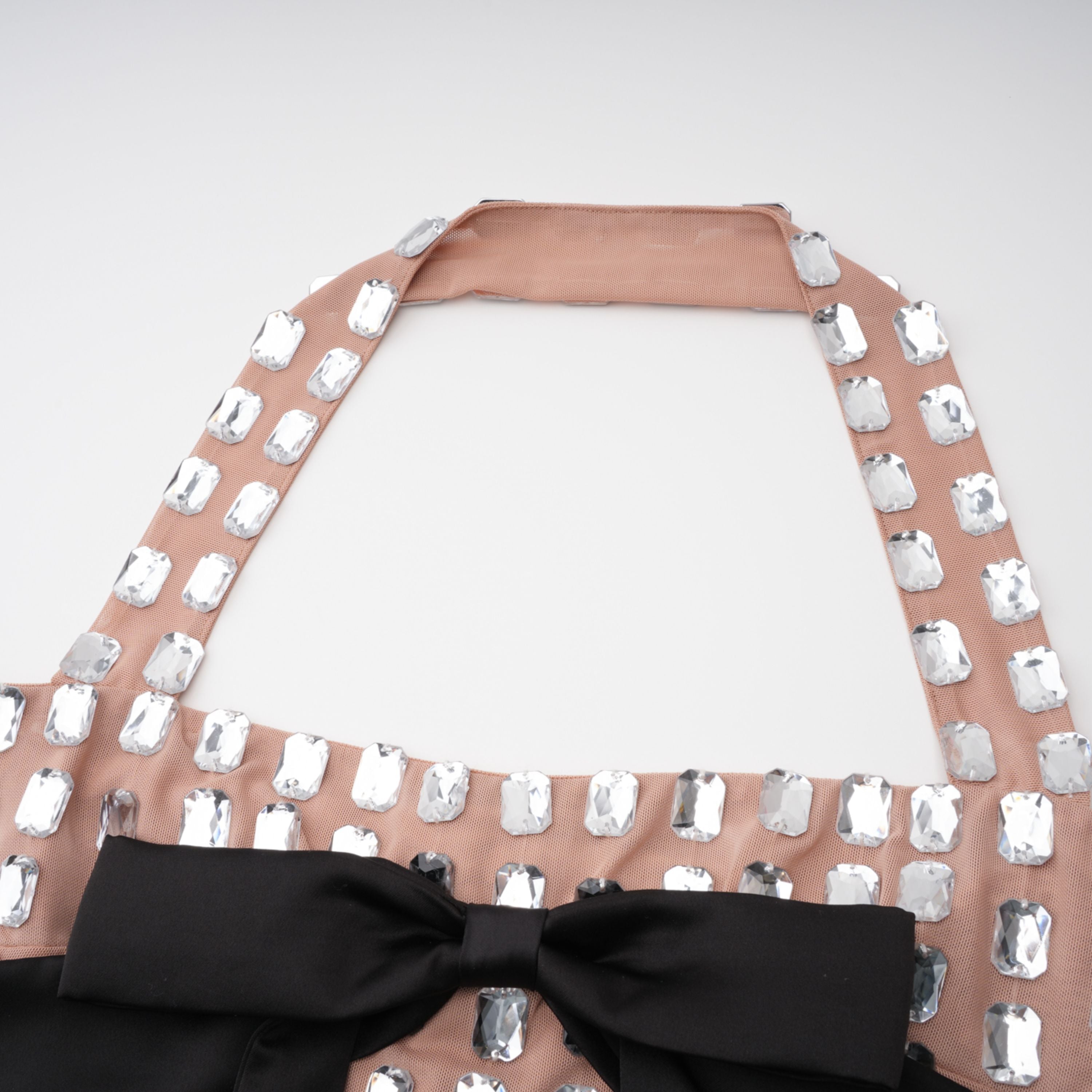 Vestido mini plateado Giustina de tirantes con lazo y cristales, diseño elegante y brillante para ocasiones especiales.
