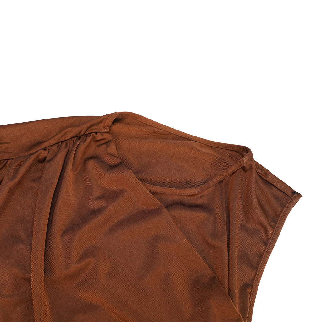 Vestido maxi asimétrico y fruncido Reine Brown por Final Sale, con diseño elegante y detalles en el frente.